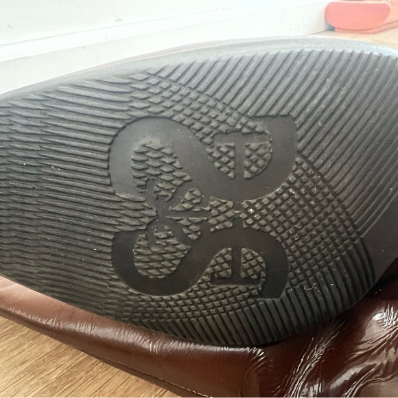 Groovy Cocoa Brown Staccato Patent Leather boots.
Great for that retro look! - Picture 3 of 7